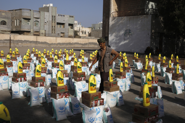 한 자원봉사자가 지난달 13일(현지시간) 예멘 호데이아에서 식량 배급을 준비하고 있다. EPA연합뉴스