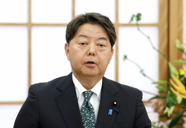 하야시 요시마사 일본 외무상이 6일 도쿄에서 일제강점기 강제징용 피해자 배상문제에 관한 한국 정부의 해결책 발표와 관련해 기자회견을 하고 있다. 로이터 연합뉴스