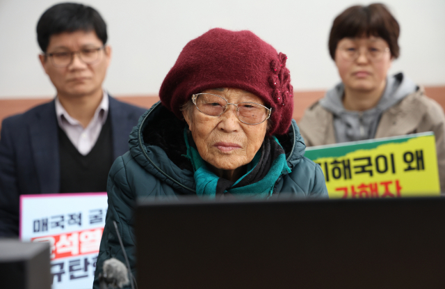 6일 오전 광주 서구 일제강제동원시민모임 사무실에서 일제 강제동원 피해자인 양금덕 할머니가 ‘제3자 변제’를 골자로 한 정부의 징용 피해 배상 문제 해결 방안 발표를 지켜보고 있다. 연합뉴스