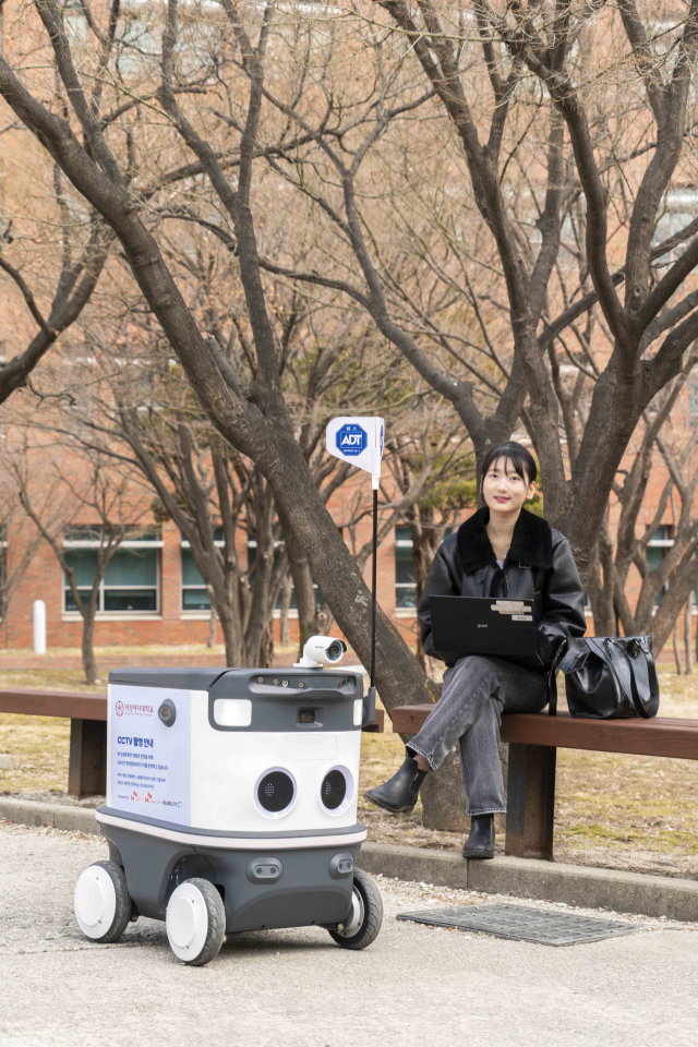 SK텔레콤이 배달로봇 업체 뉴빌리티, 융합보안 업체 SK쉴더스와 함께 개발한 ‘자율주행 AI순찰로봇’이 서울 도봉구 덕성여대 캠퍼스에서 순찰을 돌고 있다. 사진 제공=SK텔레콤