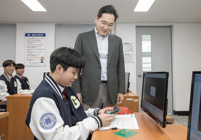 이재용 삼성전자 회장이 7일 구미 전자공업고등학교를 방문해 학생과 이야기를 나누고 있다. 사진 제공= 삼성전자