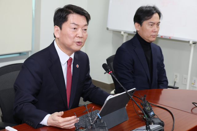 국민의힘 당대표 후보인 안철수 의원이 6일 국회 의원회관에서 열린 대통령실의 전당대회 선거개입 관련 긴급기자회견에서 취재진의 질문에 답하고 있다. 연합뉴스