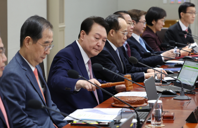 윤석열 대통령이 7일 서울 용산 대통령실 청사에서 국무회의를 열고 개회 선언을 하고 있다. / 연합뉴스