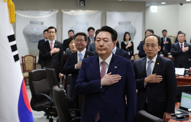 윤석열 대통령이 7일 서울 용산 대통령실 청사에서 열린 국무회의에서 국기에 경례하고 있다. / 연합뉴스