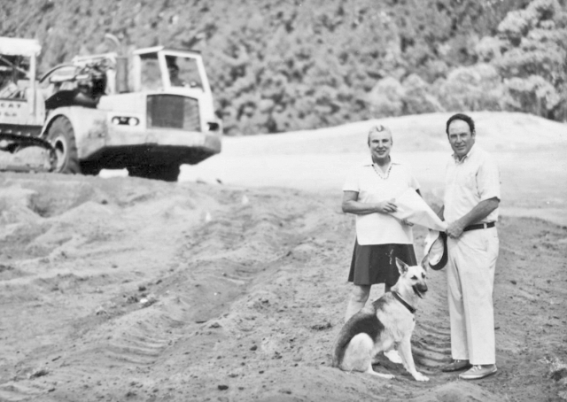 소그래스 TPC를 건설할 당시 피트 다이(오른쪽)와 그의 아내 앨리스. 사진=PGA 투어 제공
