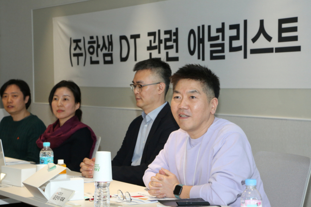 김진태(오른쪽) 한샘 대표가 7일 서울 상암 사옥에서 열린 ‘애널리스트 데이(Analyst Day)’에 참석해 디지털 전략 등에 대해 설명하고 있다. / 사진 제공=한샘