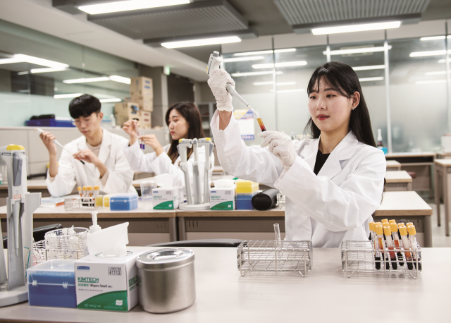 50회 임상병리사 국가고시에서 전국 수석을 배출한 임상병리학과 실습장면. 사진제공=대구보건대