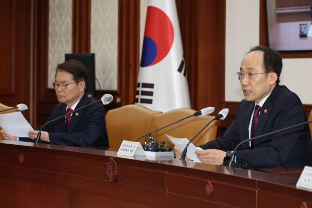 추경호 경제부총리 겸 기획재정부 장관(오른쪽)이 8일 정부서울청사에서 열린 비상경제장관회의를 주재하고 있다. 연합뉴스