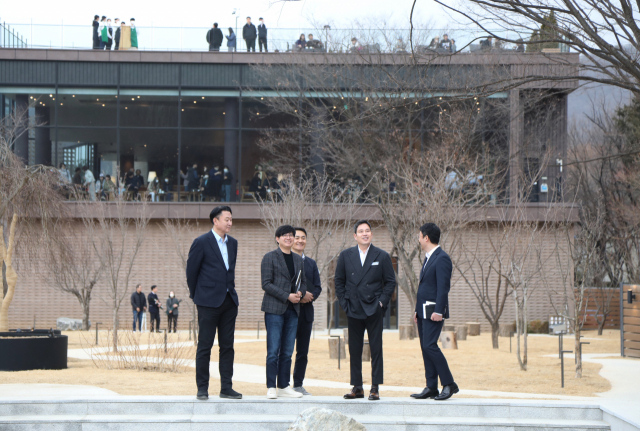(오른쪽에서 두 번째) 정용진 신세계그룹 부회장이 스타벅스 ‘더북한산점’에 방문해 관계자들과 담소를 즐기고 있다. /사진제공=신세계그룹