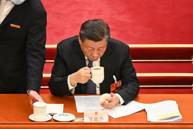 시진핑 중국 국가주석이 7일 베이징 인민대회당에서 열린 전인대 제2차 전체회의에서 차를 마시고 있다. AFP연합