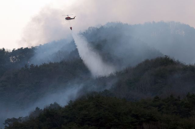 산림 당국이 8일 오후 경남 합천군 월평리 일원 야산에서 발생한 산불을 진화하고 있다.