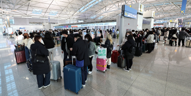 2월 인천국제공항 제1터미널에서 일본 나고야로 떠나는 여행객들이 탑승 수속 줄을 서고 있다. 연합뉴스