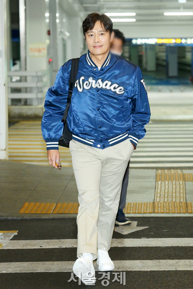 배우 이병헌이 8일 오후 인천 중구 인천국제공항 제2여객터미널을 통해 베르사체 2023FW 콜렉션 패션쇼 참석 차 미국 로스앤젤레스로 출국하고 있다. / 사진=김규빈 기자