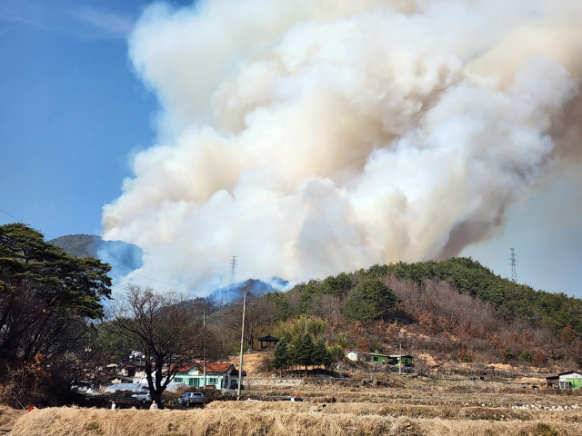 8일 오후 1시 59분께 경남 합천군 월평리 일원 야산에서 불이나 연기가 발생하고 있다. 사진=경남 합천군 제공