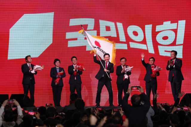 국민의힘 제3차 전당대회에서 김기현(가운데) 신임 당 대표가 당기를 흔들고 있다. 연합뉴스