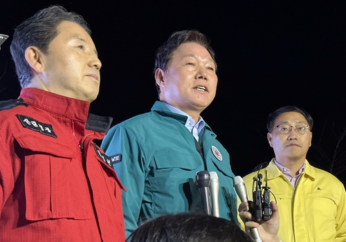 박완수 경남지사(가운데), 남성현 산림청장(왼쪽), 최만림 경남도행정부지사가 8일 오후 경남 합천군 산불 상황실 주변에서 브리핑하고 있다. 연합뉴스