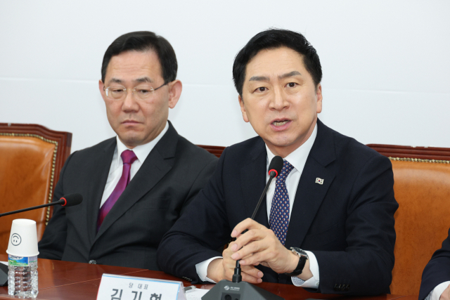 김기현(오른쪽) 국민의힘 당 대표가 9일 국회에서 열린 최고위원회의에서 발언하고 있다. 연합뉴스