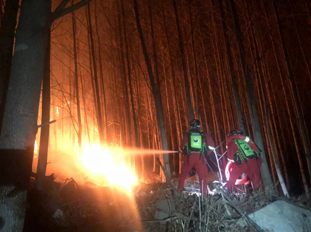 산림청 공중진화대가 8일 경남 합천군 산불 현장에서 야간 산불 진화를 하고 있다./연합뉴스