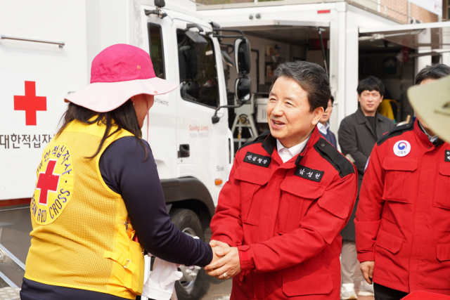 남성현(왼쪽에서 두번째) 산림청장이 경남 합천 산불 자원봉사자에게 감사의 마음을 표하고 있다. 사진제공=산림청