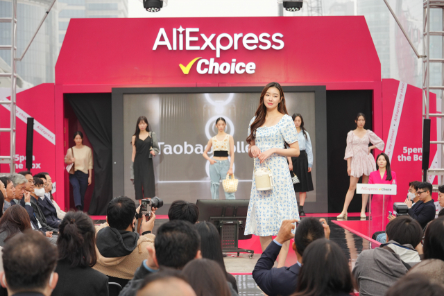 9일 서울 삼성동 코엑스에서 열린 기자 간담회에서 모델들이 타오바오 컬렉션을 입고 패션쇼를 진행하고 있다. /사진제공=알리익스프레스
