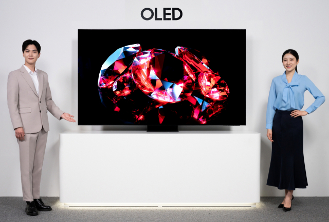 삼성전자 모델들이 올해 국내 시장에 10년만에 출시하는 OLED TV를 소개하고 있다. 사진제공=삼성전자