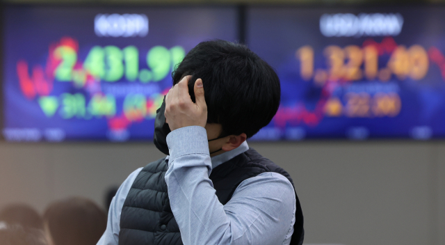 8일 오후 서울 중구 하나은행 본점 딜링룸의 모습. 제롬 파월 미국 연방준비제도 의장의 매파적 발언 여파로 이날 원·달러 환율이 20원 넘게 급등했다. 연합뉴스