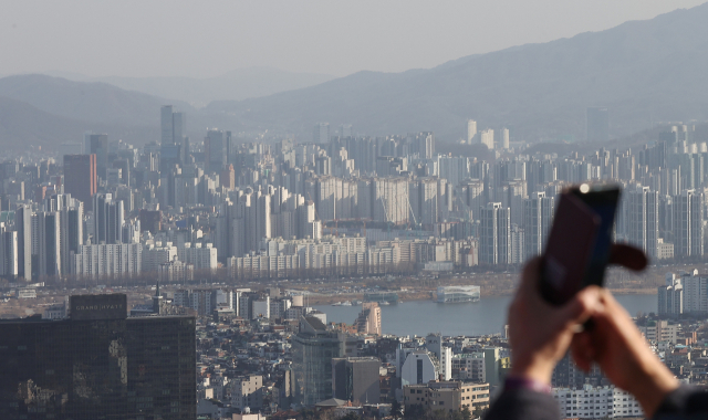 서울 남산에서 바라본 한강 이남 아파트 단지 모습. 연합뉴스