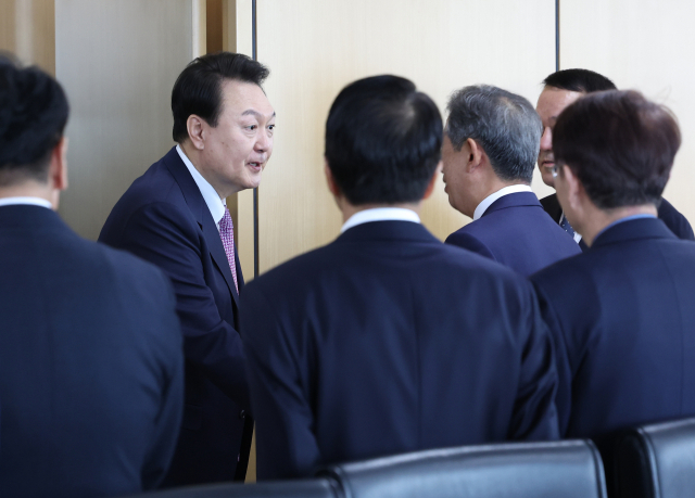 윤석열 대통령이 9일 울산 남구 울산항만공사에서 열린 울산 경제인 간담회에 입장하며 참석자들과 인사를 나누고 있다. / 엲합뉴스