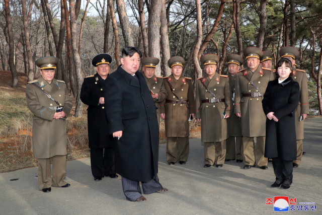 김정은 북한 국무위원장은 9일 서부전선의 중요작전임무를 담당하고있는 화성포병부대의 화력습격훈련을 현지지도했다고 조선중앙통신이 10일 보도했다. 김 위원장 둘째 딸 '주애'도 훈련 현장에 동행했다./연합뉴스