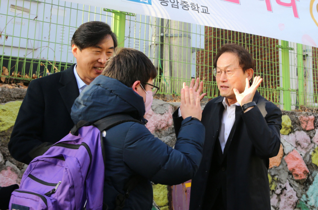 조희연 서울시교육감이 지난 2일 서울 성북구 종암중학교를 찾아 등굣길 학생들을 격려하고 있다. 사진제공=서울시교육청