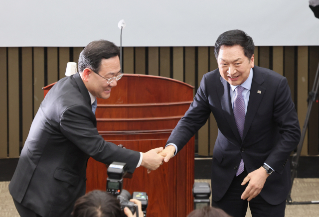 김기현 국민의힘 대표가 10일 국회에서 열린 정책 의원총회에서 인사말을 마친 뒤 주호영 원내대표와 악수하고 있다. 연합뉴스