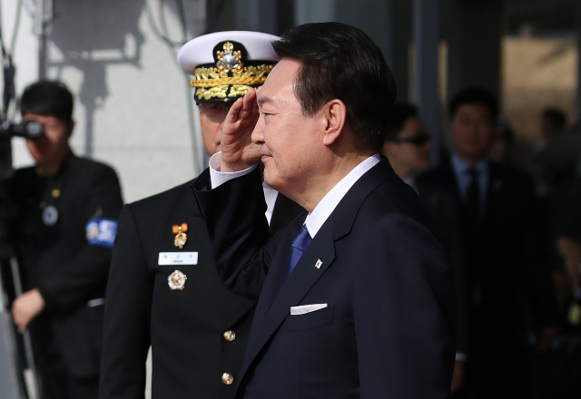 윤석열 대통령이 10일 경남 창원시 해군사관학교에서 열린 제77기 해군사관생도 졸업 및 임관식에서 임관 장교의 경례를 받고 있다. 연합뉴스