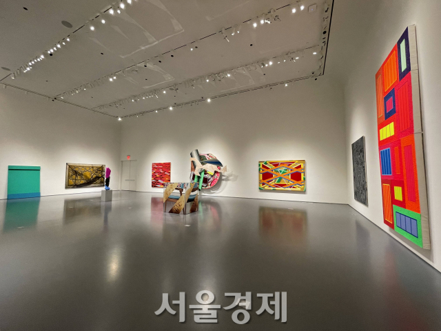 소더비(Sotheby’s)는 9일 ‘컨템포러리 큐레이티드(Contemporary Curated)’ 세일을 진행했다. 이 경매에서는 도론 랭버그, 살만 투어, 제나 그리본 등 성소수자 작가들의 작품이 큰 주목을 받았다.