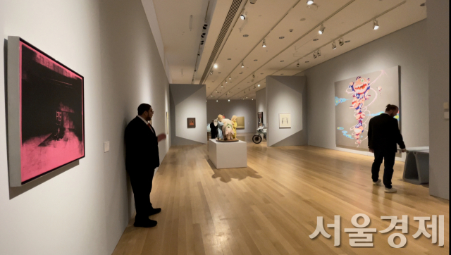 크리스티(Christie’s)는 9일 저녁 아담 린드먼(Adam Lindmann)의 개인 컬렉션 세일을 진행했고 앤디 워홀, 제프 쿤스, 무라카미 타카시 등 주요 블루칩 작가들의 작품이 출품됐다. 경매 수익금 중 일부는 메트로폴리탄 미술관의 보수공사 비용으로 기부될 예정이다.