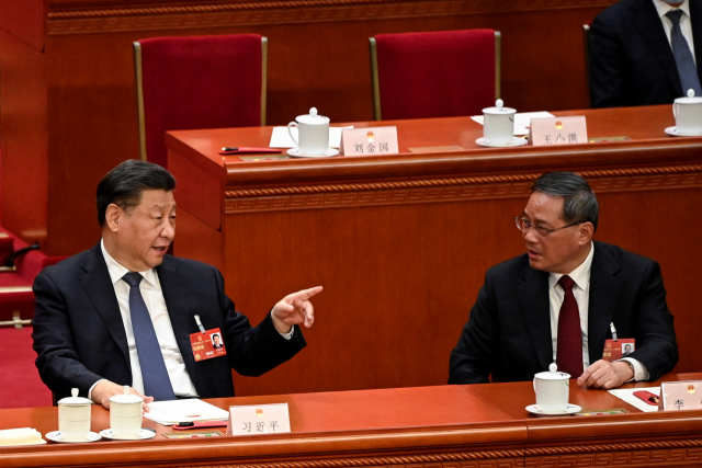 시진핑(왼쪽) 중국 국가주석과 리창 국무원 총리가 11일 전국인민대표대회가 열린 베이징 인민대회당에서 이야기를 나누고 있다. 사진=로이터 통신