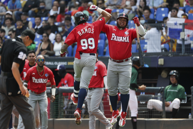 파나마 야구대표팀 호세 라모스가 11일 2023 월드베이스볼클래식(WBC) A조 조별리그 이탈리아와의 경기에서 2회초 선제 솔로포를 친 뒤 팀 동료와 세리머니를 하고 있따.AP연합뉴스