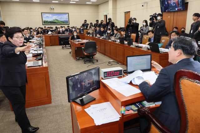 지난달 21일 열린 국회 환경노동위원회 전체회의에서 임이자 국민의힘 의원이 전해철 위원장에게 의사진행 발언을 요청하고 있다. 연합뉴스