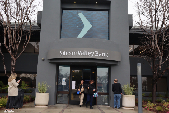 10일(현지 시간) 오전 미국 캘리포니아주 산타클라라에 있는 실리콘밸리뱅크(SVB)가 폐쇄된 가운데 이날 SVB의 모회사인 SVB 파이낸셜 본사에서 일부 직원들이 빠져나오고 있다. /실리콘밸리=정혜진 특파원