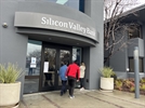 10일(현지 시간) 오전 미국 캘리포니아주 산타클라라에 있는 실리콘밸리뱅크(SVB)가 폐쇄된 가운데 일부 고객들이 굳게 닫힌 문 안을 들여다보고 있다. /실리콘밸리=정혜진 특파원