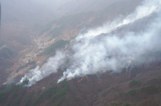 지난 11일 산불이 발생한 경남 하동군 화개면 대성리 산에서 진화 작업이 이뤄지고 있다. 사진=산림청 제공·연합뉴스