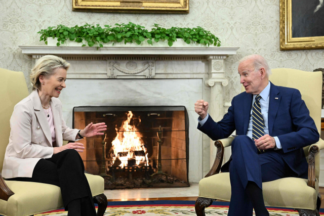 조 바이든(오른쪽) 미국 대통령과 우르술라 폰데어라이엔 유럽연합(EU) 집행위원회 위원장이 10일(현지 시간) 워싱턴DC 백악관에서 회동하고 있다. AFP연합뉴스