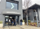 10일(현지 시간) 오전 미국 캘리포니아주 샌타클래라에 있는 실리콘밸리은행(SVB)이 폐쇄된 가운데 이날 SVB의 모회사인 SVB파이낸셜 본사에서 일부 직원들이 빠져나오고 있다. 실리콘밸리=정혜진 특파원