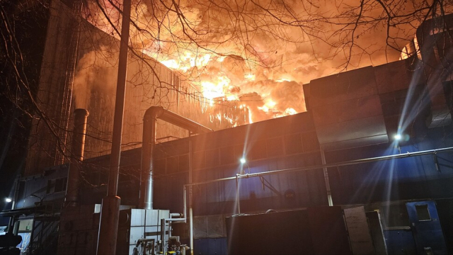 12일 오후 10시 9분께 대전시 대덕구 목상동 한국타이어 공장에서 불이 나 소방당국이 진화작업을 벌이고 있다. 사진제공=연합뉴스