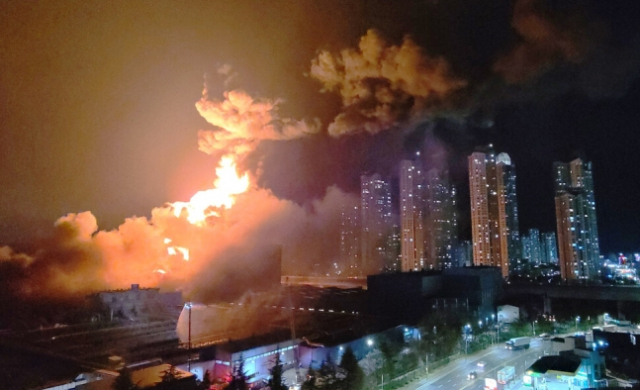 지난 12일 오후 대전 대덕구 한국타이어 공장에서 난 화재로 발생한 연기와 화염이 하늘로 치솟고 있다. /연합뉴스