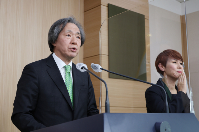 정기석 국가 감염병 위기대응 자문위원장이 13일 정부서울청사에서 코로나19 항바이러스 치료제 처방률 제고 방안에 대해 브리핑을 하고 있다. 연합뉴스