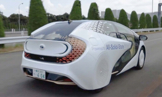 일본 토요타가 2021년 9월 전고체 배터리 프로토타입 전기차를 공개하고 있다.