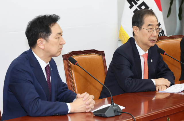 김기현 국민의힘 대표가 13일 국회 대표실을 예방한 한덕수 국무총리와 회동에서 한 총리의 인사말을 듣고 있다. 연합뉴스