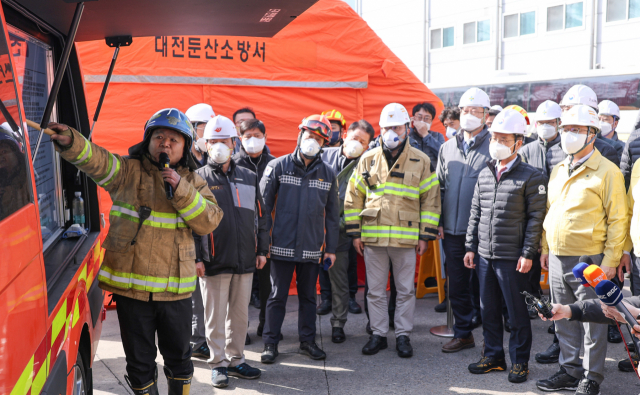 이장우(오른쪽 첫번째) 대전시장과 이정식(″두번째) 고용노동부장관이 대덕소방서장으로부터 한국타이어 대전공장 화재진환상황을 보고 받고 있다. 사진제공=대전시