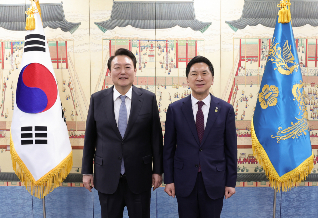 윤석열 대통령이 13일 오후 서울 용산 대통령실 청사에서 김기현 대표와 기념 촬영을 하고 있다. 윤 대통령은 이날 김 대표를 비롯해 3·8 전당대회에서 선출된 김재원·김병민·조수진·태영호 최고위원, 장예찬 청년최고위원 등 신임 지도부를 초청해 서울 용산 대통령실에서 만찬 행사를 가졌다. 사진 제공=대통령실