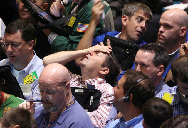 2008년 리먼브러더스 붕괴 당시 주가가 급락하자 뉴욕 증권거래소(NYSE)에서 트레이더들이 실망한 모습을 보이고 있다. AP연합뉴스